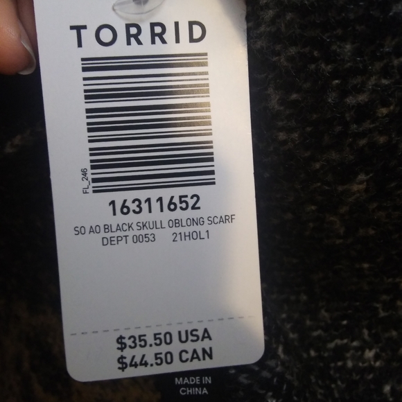 NWT Torrid Black and White Oblong Heavy Knit Scarf - Picture 4 of 5